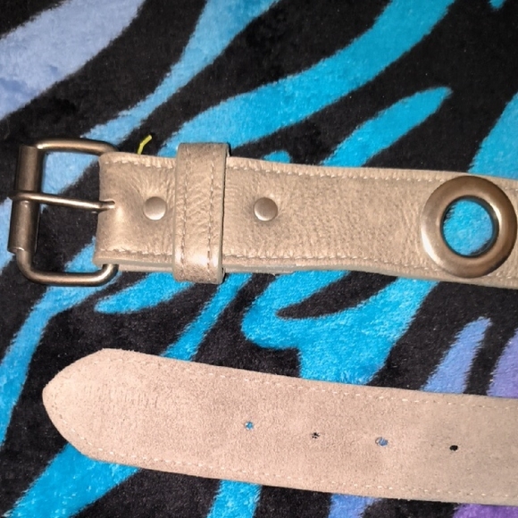 Elegant Gray Leather Belt with Silver Details - Picture 2 of 3